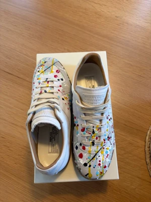 Maison Margiela gats paint splatter  - Maison margiela gats paint splatter i färgen dirtywash alltså vit aldrig använda storlek 43 og box osv medkommer 