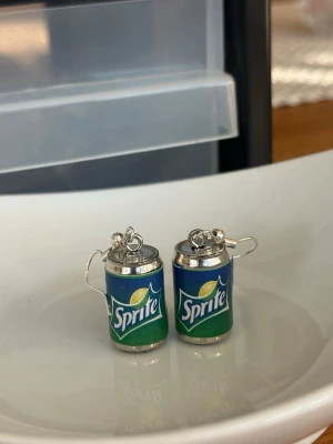 Örhängen Spriteburkar💚 - Örhängen med silverpläterade nickelfria örkrokar 💕