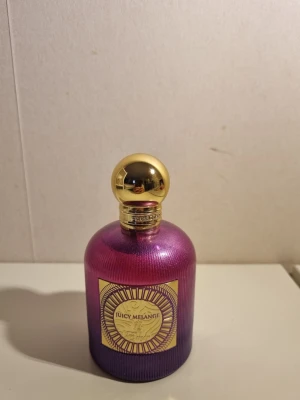 Paris Corner Juicy Melange - Den här parfymen är blommig och fruktig och innehåller nötter, jordgubbar, plommon och kokosnöt. Den här parfymen innehåller 100ml. Jag har inte använt denna parfym.