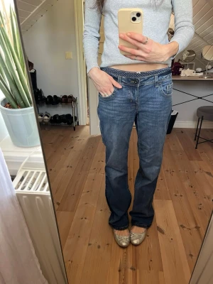 Blå bootcut jeans från H&M med bakfickor - Knappt använda, stl 40 men små i storleken passar 38/36 mer