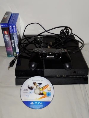 PS4 500GB med tillbehör och spel - Fullt fungerande PS4 med tillbehör!  Vad som ingår: PS4 konsol  1 Sony Dualshock 4 kontrolll Alla kablar Tom clancy's ghost recon breakpoint God of war Ragnarök Lega star wars the skywalker saga deluxe edition Overwatch origins edition