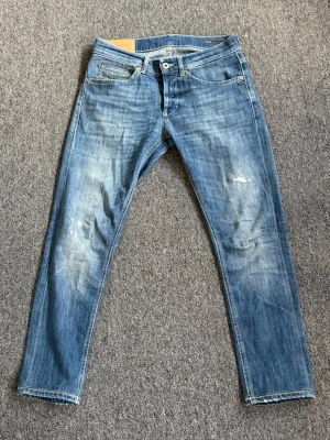 Dondup jeans - Dondup jeans i stl 32. Cond 8.5/10. Nypris 3499, vårat pris 1099. Sjukt stilrena o snygga jeans. Pris kan förhandlas vid snabb affär. Hör av dig vid minsta lilla fundering!👌🏻