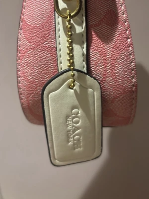 Rosa axelremsväska från Coach - Säljer en snygg rosa axelremsväska från Coach , Skick 7/10 . Pris kan diskuteras 