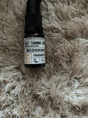 Ecooking Self Tanning Drops - Self tanning drops från Ecooking som är doftfria och veganska. . Innehåller hyaluronsyra och gurkvatten  Perfekt för att få en naturlig solkysst look.