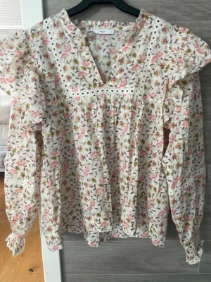 Blommig volangblus  - Söt blus med blommigt mönster i rosa, grönt och vitt. Volangdetaljer vid axlarna! Aldrig använt🥹