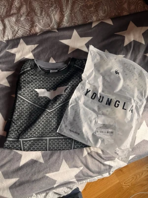 Compression shirt YoungLA - Compression shirt YoungLA S perfekt för gym, org påse ingår 
