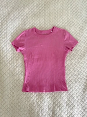 Rosa T-shirt - Bubbelgumrosa tröja från Only i storlek XS, nyskick och säljer den eftersom jag aldrig använder den. Den är ljusare rosa i verkligheten än på bild 🩷🌸👚