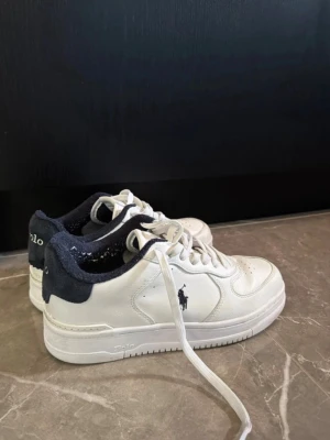 Polo Ralph Lauren Skor - Fina skor från Polo Ralph Lauren. Storlek 40. Priset kan diskuteras.