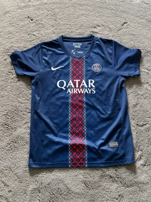 PSG 25/26 match tröja Dembele - PSG match tröja från säsongen 25/26 med Dembele på ryggen, perfekt för att träna i eller att ha på sig vardags.