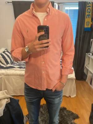 Rosa skjorta från Ralph Lauren - Tjena! Nu säljer jag denna riktigt snygga rosa skjortan från Ralph Lauren💪storlek medium, slim fit! Skjortan är nästan oanvänd, endast använd fåtal gånger så i princip ny skick!! Skriv om du har några frågor! 