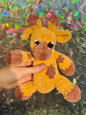 Gul och brun giraff mjukisdjur - Supermjuk giraff i plysch med gul kropp och bruna fläckar, öron och ben. Stora svarta och vita ögon ger ett gulligt uttryck. Perfekt som kramkompis eller dekoration i rummet.