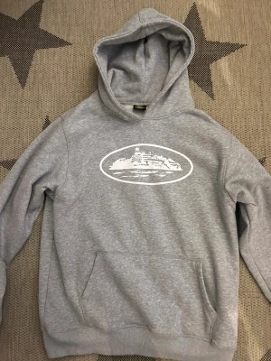 Corteiz hoodie - alcatraz - En grå hoodie med topp kvalité som passar till alla tillfällen. Tjock, varm och skön som gör den perfekt till hösten och vintern.