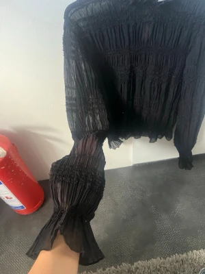 Svart transparent blus med volang - Säljer en svart transparent blus med långa ärmar och passar så mycket!