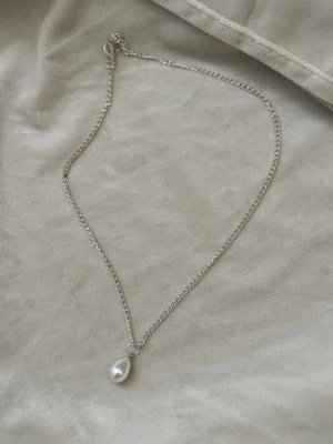 Silverhalsband med droppformad pärla - Har även i många pärlor samma sak som min senaste annons men i silver. 