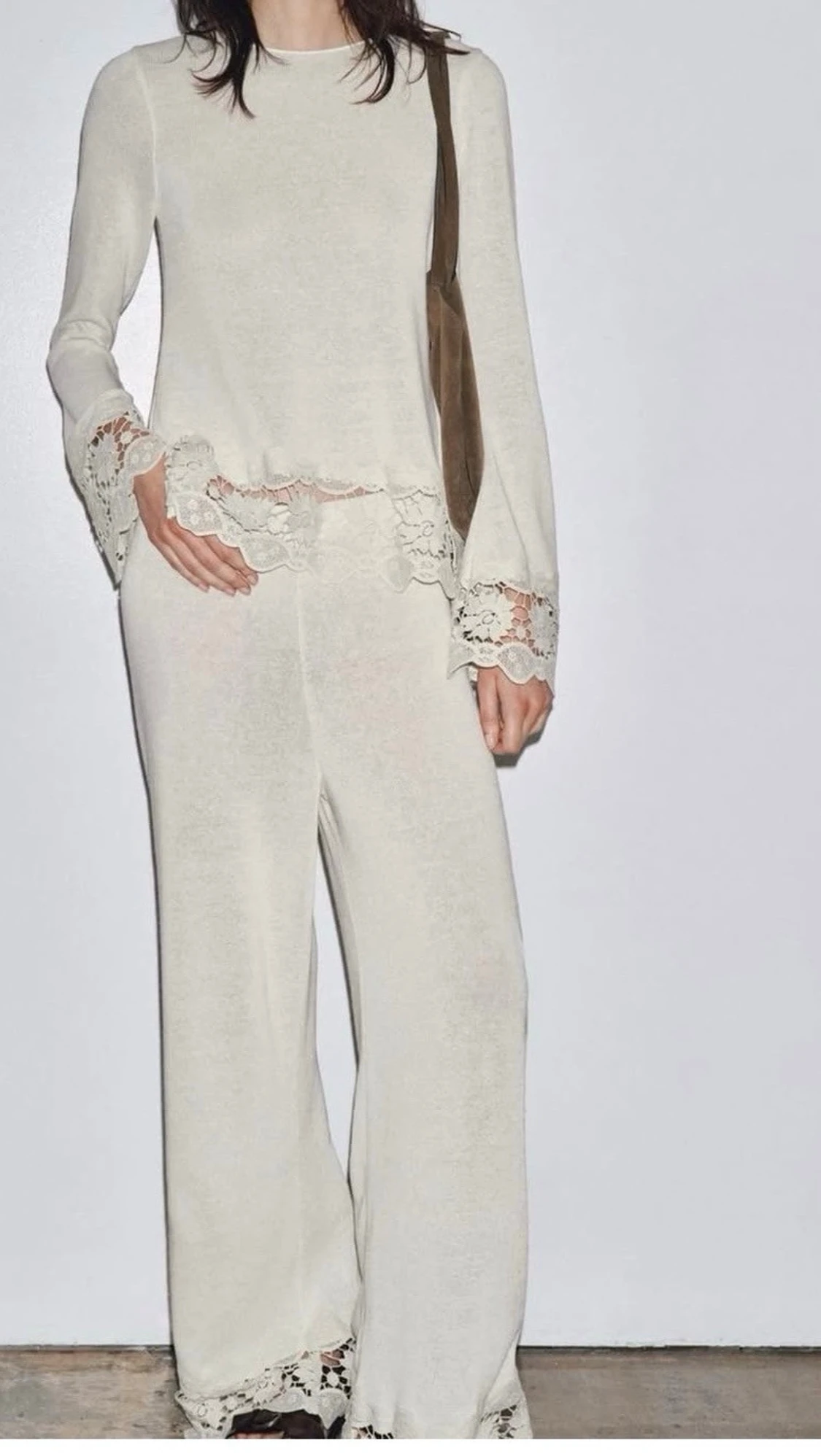 Krämvitt loungewear-set med spetsdetaljer - 1