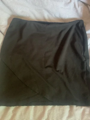 kort kjol - en ganska kort kjol ifrån gina tricot! i stl L säljer den pågrund av att jag inte gillar kjolar. tvättas självklart innan jag postar varan💗