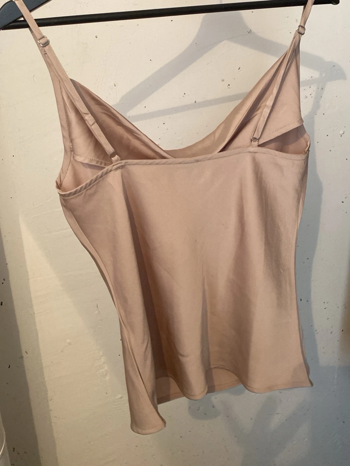 Beige linnetopp med tunna band - 1
