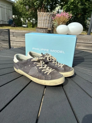 Philippe Model PRSX stl 44 - Snygga låga sneakers från Philippe Model i blå mocka med vita detaljer. Skorna har en klassisk siluett, vit sula och diskret logga på sidan. Perfekta för dig som gillar stilrena och tidlösa sneakers.