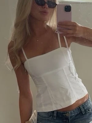 Vit  linnetopp - Super fin topp från Gina Young 14+ som tyvärr är för liten. Använd fåtal gånger och storlek XS