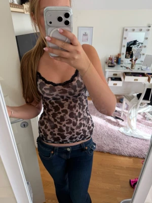 Leopardmönstrad mesh linnetopp - Säljer en leopardmönstrad mesh linnetopp med svarta spetsdetaljer vid urringningen. As snygg lite unik festtopp! Den kommer bara inte tills användning🥰🥰 Skickar snabbt