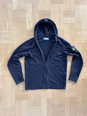 Stone Island Zip-hoodie - Svart Stone Island hoodie med dragkedja och huva. Storlek M. Skickar QR-kod och mått på förfrågan.