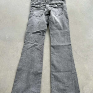 Bootcut pocket jeans💘😻💐🪩 - Stockholm stil grå bootcut pocket jeans💘😻💐 De e som nya, använda 1 gång🪩⭐️💞 Dem är i storlek 152 Tall. ”Tall” menas med att benlängden är några centimeter längre🤟💕💗💓