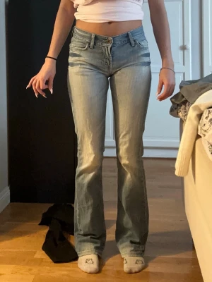 Vintage Y2K Fornarina jeans  low waist, flare - Ljusblå, låg midja med smal passform över höft/lår och lätt utsvängda ben. Väldigt fina detaljer med stora bakfickor, läderpatch och Fornarinas klassiska kronlogga.  ✨ Äkta vintage Fornarina ✨ Y2K-modell ✨ Low waist    Skicket syns på bilderna. Lite naturligt slitage/denimfärgning som hör till den vintage   Jag är osäker på storleken för att den står inte men jag passar i storlek 34 och är 165cm lång och Jensen sitter bra på mig  Skriv om ni vill ha bilder eller har frågor priset går självklart 