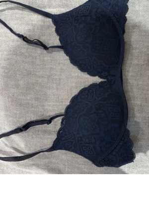 Intimissimi bh 70C - Jag säljer denna superfina bh-n från Intimissimi för att den är för liten. Den har används men är fortfarande i mycket bra skick. Den är i modellen gioa köptes 2024. Är i storlek 70C och är liten i storlek. Lappen är avklippt för att den va ful.  Nytvättad och redo att skickas!🥰