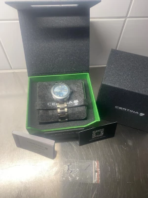 Unik Certina ds action diver titanium full set  - Säljer nu min mycket fina och sällsynta certina ds action diver titanium. Klockan är en klassiker med en design som fungerar lika bra till vardags som vid mer uppklädda tillfällen och som passar till allt.   Klockan fungerat utmärk och är i använt skick med märken som inte går att undvika vid vardagligt bruk.Klockan är även full set och alla tillbehör medföljer som bilderna i annonsen visar.   Nypris: 6800 kr  Har gott om referenser tillgängliga, hör av er vid minsta lilla fråga eller fundering!