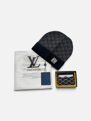 Snyggt Accessoar-Kit - Helt nytt! - Passa på att fynda ett komplett set med två riktigt stilrena accessoarer! Perfekt för att uppgradera din egen stil eller som en schysst present. Detta ingår:  1x Stickad Mössa: Klassisk modell med snyggt mönster och logga. Perfekt för kyligare dagar. Helt ny.  1x Korthållare: Smidig och elegant design med det välkända signaturmönstret. Har plats för dina viktigaste kort. Helt ny. Varorna säljs tillsammans som ett paket till ett förmånligt pris. 📦 Frakt: Skickas snabbt och spårbart! 💬 Hör av dig!