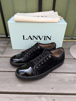 Lanvin - Lanvin dbb1 patent cap toe i helsvart | bra skick som på bilder | lite repor på ena cap toe | storlek 10 eu 44 men passar också större | pris går att diskutera vid snabb och enkel affär | bara skor ingår 