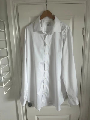 Klassisk vit skjorta i bomull - Säljer denna vita skjorta från dressman. Skjortan är i tailored fit och är dressman premium wrinkle free. Skjortan är använd en gång för ett bröllop. Orginalpris 800 kr. Storleken är 3XL. Inga skavanker. 