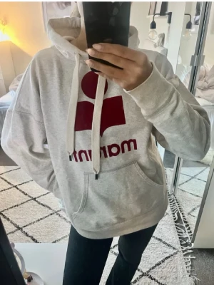 INTRESSEKOLL PÅ MIN ISABEL MARANT HODDIE! - Slutsåld hoddie från Isabel marant. Bara intressekoll så jag kan se ungefära prisförslag. Skriv för frågor! Sitter väldigt oversize!
