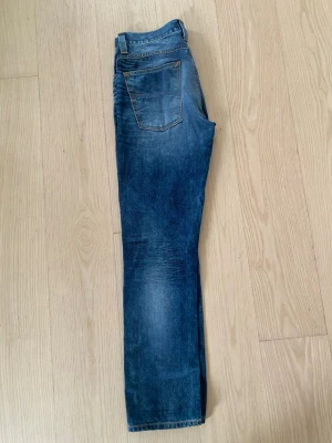 Blå raka jeans från Nudie - Säljer ett par klassiska blå jeans med raka ben. Från Nudie. W34 och L32