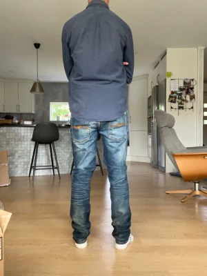Blå Nudie ”THINN FINN”  - Tjenare!! Säljer ett par riktigt snygga Nudie jeans i prima skick, längden är 108 cm o midjan är 40 cm. Hör av dig vid minsta fråga!! 
