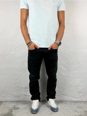 Replay Svarta jeans  - Säljer ett par klassiska svarta jeans från Replay  med bra passform. Jeansen har raka ben och enkel design utan synliga detaljer eller mönster. Perfekta till en avslappnad stil och funkar året runt. Storlek W31 L34 i modellen Anbbas Hyperflex     (OBS!! Bilder från förra säljaren då dem ej passade mig och dem är ej använda i min ägo !)