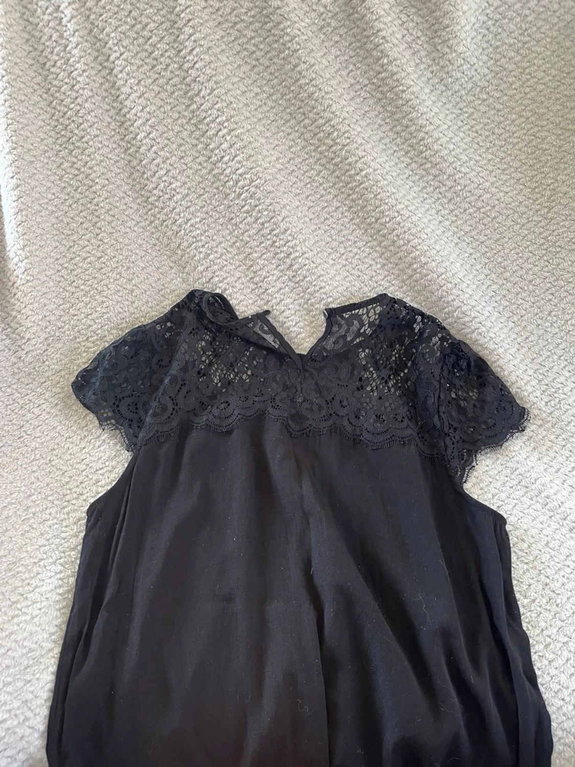 Svart blus med spetsdetaljer
