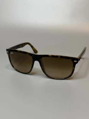 Rayban Solglasögon  - ‼️VI TAR EJ BYTEN!‼️Ray-Ban Boyfreind 4147 | Skick: 9/10 | Storlek 60/15 | ingår fodral & duk vid köp! | Fraktar inom 24H efter köp på köparens bekostnad 📦💨 | Hör av dig vid minsta fråga eller fundering 💭 