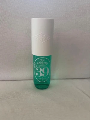 Sol de Janeiro parfym 39 - Sol de janeiro 39. Helt full 90 ml, har endast testat den en gång men insåg att lukten ej var för mig. 
