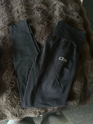 Mörkgrå seamless tights från ICANIWILL - Svarta seamless tights från ICANIWILL med hög midja.