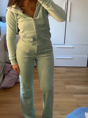 Juicy Couture set - Säljer detta flna sett i mintgrönt med zip-hoodie och matchande byxor. Hoodien har fickor och dragsko, byxorna har utsvängda ben och stora fickor framtill🫶🏼🫶🏼