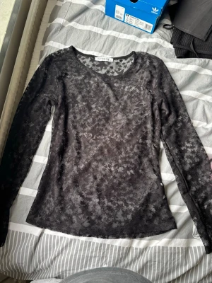 Svart sheer topp - Cool snygg svart sheer topp med stjärndetaljer. Genomskinlig och perfekt att layer med andra plagg. En standard topp för en utekväll!🪩💕