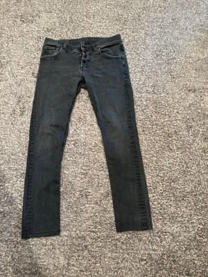 Svarta jeans dondup  - Tjena! Säljer dessa svarta jeans från dondup. Extremt snygga! Hör av er vid frågor! 