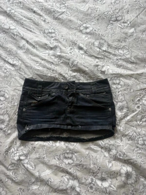 Minikjol  - Snygg vintage jeansminikjol från G-star! Storlek 27 (alltså 36 i EU). Köptes second hand och jag har bara använt den 1 gång🥰 