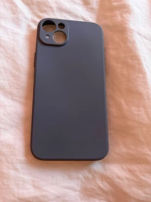 Mobilskal iPhone 14 Plus - Stilrena mobilskal med matta ytor. Skalen har rundade hörn och stora utskärningar för kamera och knappar. Tillverkade i mjukare plast. Alla för 50kr eller 1 för 14kr. Skriv isåfall! 
