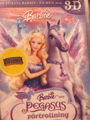 Barbie och Pegasus förtrollning DVD - DVD-film med titeln 'Barbie och Pegasus förtrollning'. Omslaget är lila och rosa med motiv av Barbie och en magisk pegasus. Filmen är i 3D och har ett sagolikt tema. Perfekt för dig som gillar animerade äventyr och klassiska Barbie-filmer.
