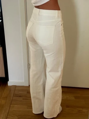 Vita jeans med hög midja - Säljer mina nya vita jeans från hm då dem inte kom till användning🤍🤍🤍