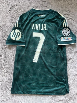Real Madrid 26/27 Vini JR - En Real Madrid tröja från 26/27 med Vini JR i spelar version, storlek L
