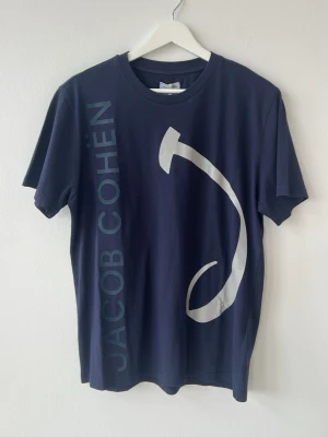 Jacob Cohen T-shirt  - Tjena, säljer en riktigt schysst  Jacob Cohen T-shirt, i strl M den är sprillans ny och har lapparna kvar nypris ligger på ca 1600 kr, hör gärna av dig vid några frågor🤗Obs: Liten i strl, Den har strl L men uppskattas till M‼️