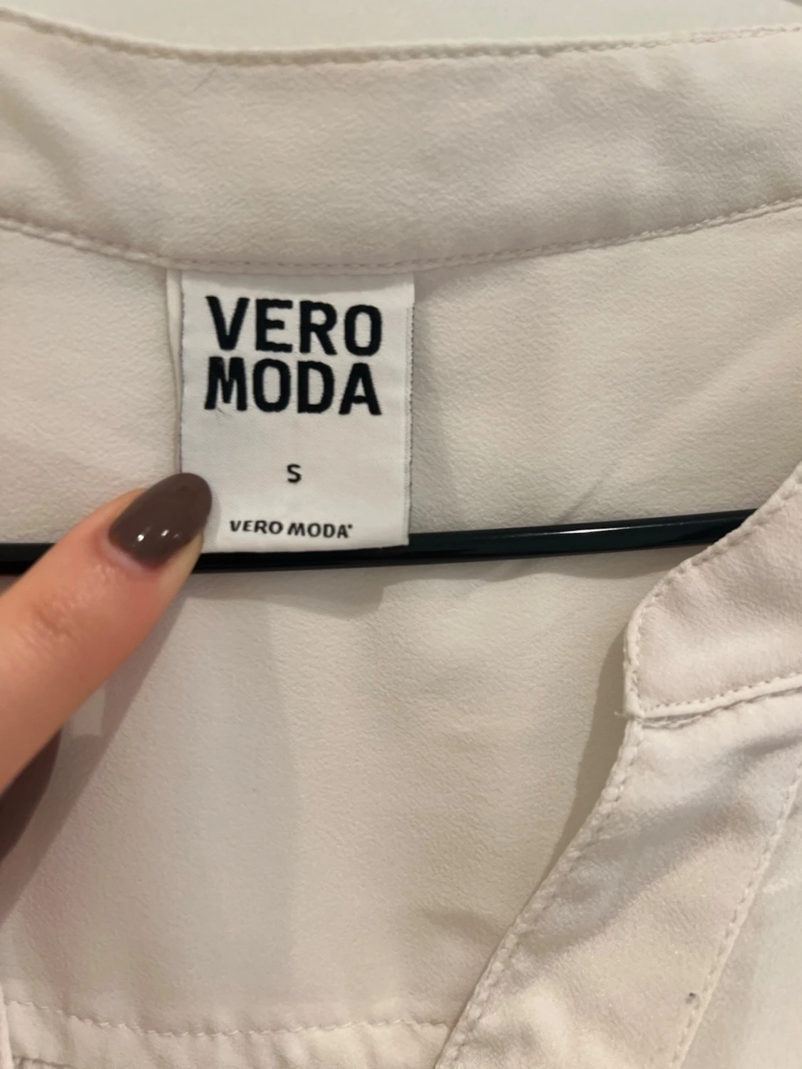 Vit blus med knappar och bröstficka - 3